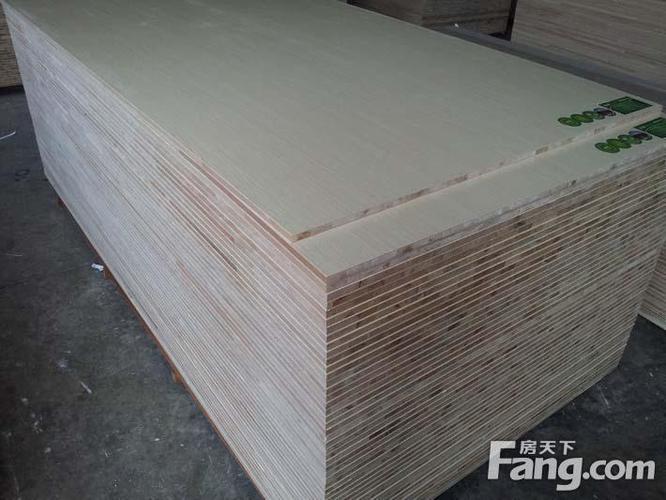 马六甲生态板是用短而窄的锯材进行层积胶压而形成的木质材料,是三聚